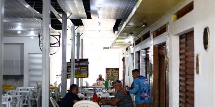 Obra atrasada transforma Mercado Dorval Porto em cenário de abandono e prejuízos em Manaus