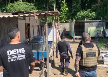 Policias da DEHS verificando a área (Foto: Reprodução/Internet)