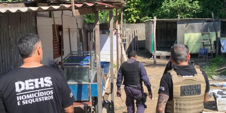 Policias da DEHS verificando a área (Foto: Reprodução/Internet)