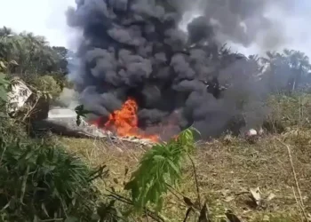 Avião militar com mais de 100 soldados cai na Colômbia