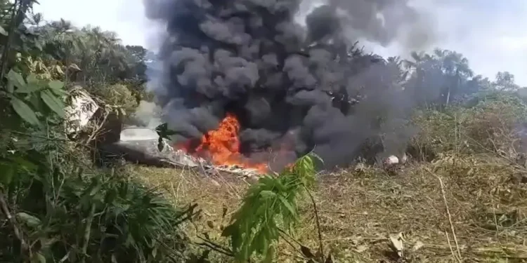 Avião militar com mais de 100 soldados cai na Colômbia