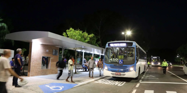 Vereador propõe criação de ônibus noturnos e exclusivos para proteção de mulheres em Manaus