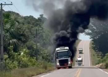 Incêndio destrói caminhão-tanque com 50 mil litros de combustível na BR-174