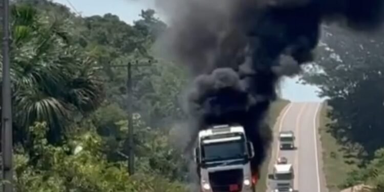 Incêndio destrói caminhão-tanque com 50 mil litros de combustível na BR-174