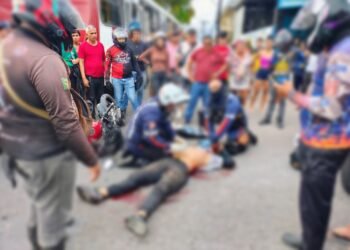 Motociclista fica ferido após colidir com ônibus na zona Norte de Manaus