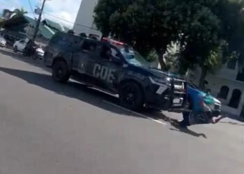 Cena de filme: perseguição policial termina com suspeito atropelado por viatura e preso em Manaus