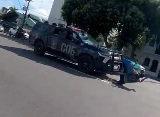 Cena de filme: perseguição policial termina com suspeito atropelado por viatura e preso em Manaus