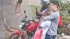 Passageiros contêm suspeito de assaltos dentro de ônibus em Manaus e o levam à delegacia