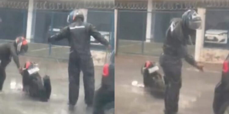 Buraco na pista ‘engole’ motocicleta durante chuva em Manaus