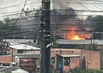 foram registrados prejuízos materiais, e as equipes realizaram o trabalho de rescaldo, além de prestar apoio às famílias afetadas.