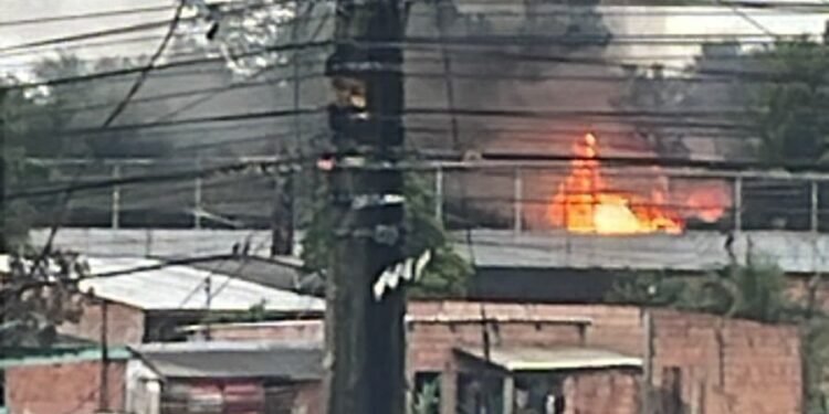 foram registrados prejuízos materiais, e as equipes realizaram o trabalho de rescaldo, além de prestar apoio às famílias afetadas.