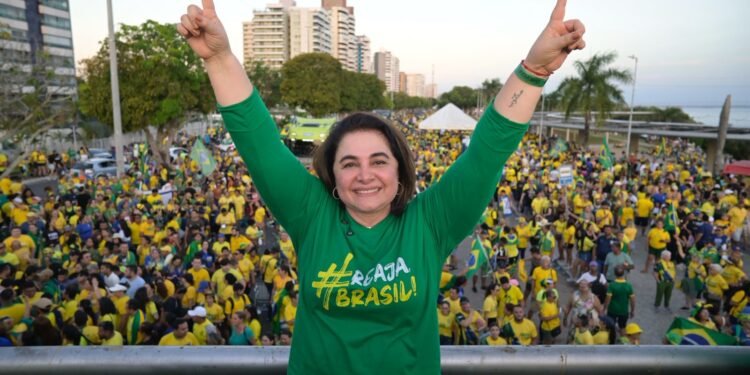 Professora Maria do Carmo lidera crescimento, ultrapassa adversários e encurta distância para Omar