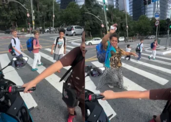 Criança gira acelerador de moto em faixa de pedestres e vídeo viraliza nas redes sociais