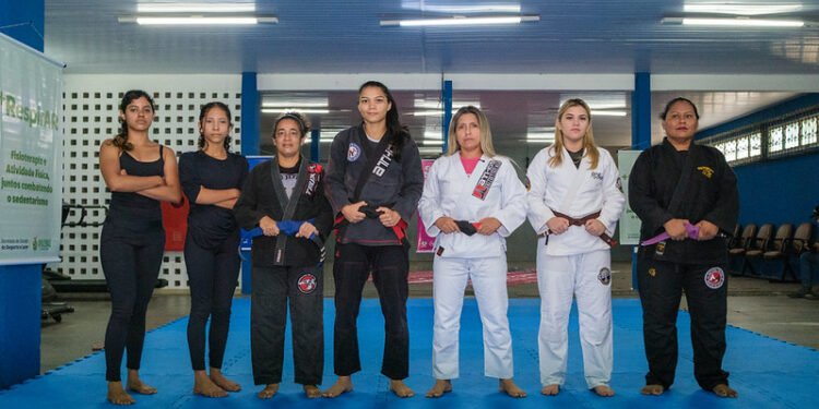 Alunas participam de aula de defesa pessoal na Vila Olímpica de Manaus