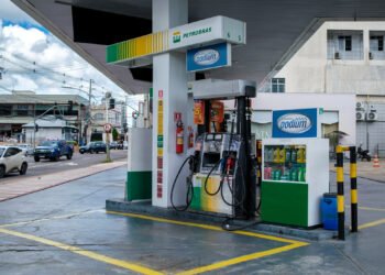 Após gasolina chegar a R$ 7,49, Procon-AM realiza blitz em postos de Manaus por indícios de abuso nos preços