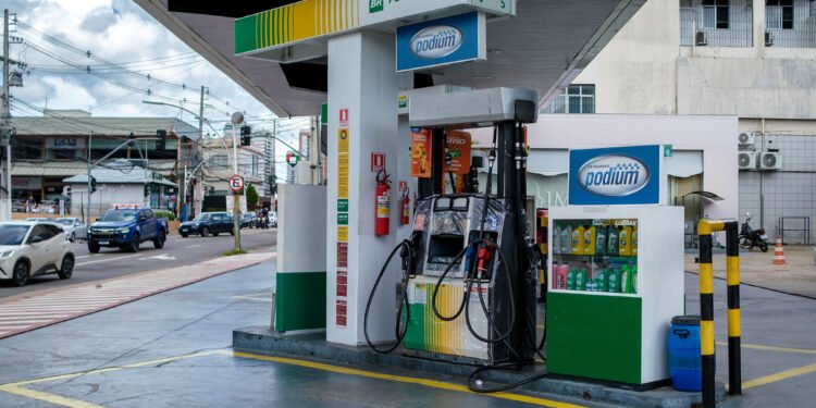 Após gasolina chegar a R$ 7,49, Procon-AM realiza blitz em postos de Manaus por indícios de abuso nos preços