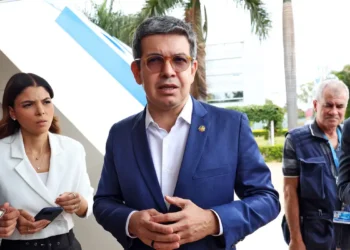 Randolfe Rodrigues afirma que governo deve indicar outro nome para STF