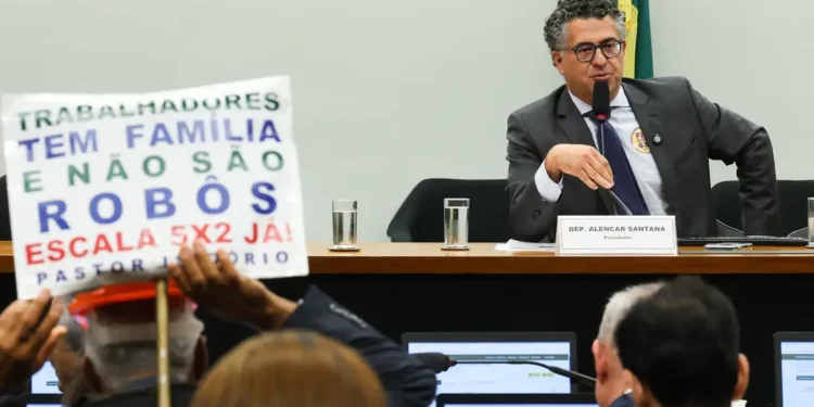 Câmara instala comissão para analisar PEC do fim da escala 6X1