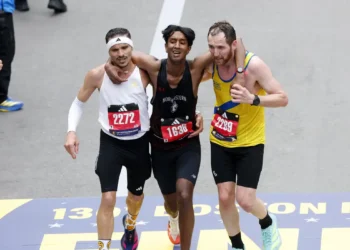 Brasileiro vira manchete por ato de empatia na Maratona de Boston