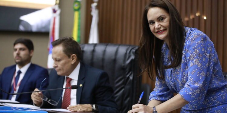 Profª Jacqueline assume vaga na Aleam pela segunda vez e terá direito a voto em eleição para governador