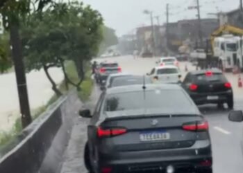 Alagamentos deixam motoristas ilhados e acendem motoristas ilhados em Manaus e Parintins