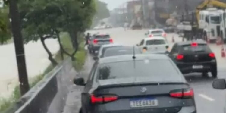 Alagamentos deixam motoristas ilhados e acendem motoristas ilhados em Manaus e Parintins