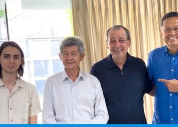 Amom aparece em foto ao lado de Omar e Silas; internautas reagem: ‘fim do personagem’