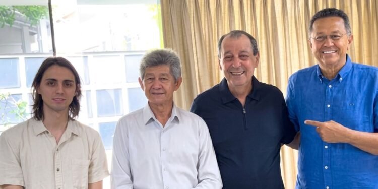 Amom aparece em foto ao lado de Omar e Silas; internautas reagem: ‘fim do personagem’