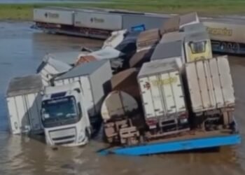 Balsa com carga de contêineres e veículos