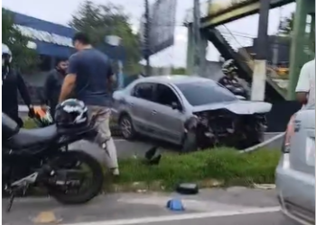 Carro colide contra pilastra e causa interdição parcial na Torquato Tapajós, em Manaus