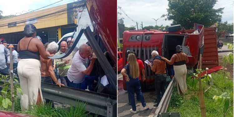 Carreta tomba e motorista fica preso às ferragens