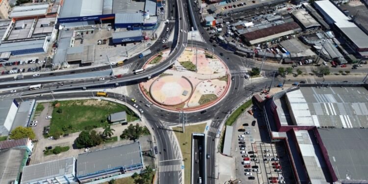 Passagem subterrânea do Complexo Viário Rei Pelé é parcialmente interditada