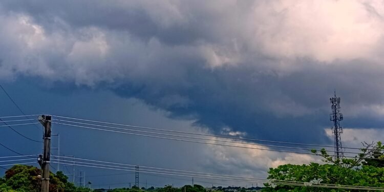 Defesa Civil alerta para chuvas intensas e risco de alagamentos no Amazonas