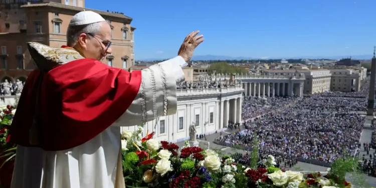 Papa Leão XIV celebra Páscoa no Vaticano e manda recado em português 