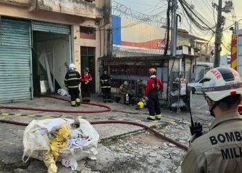 Curto-circuito provoca incêndio em gráfica na zona Centro-Sul de Manaus