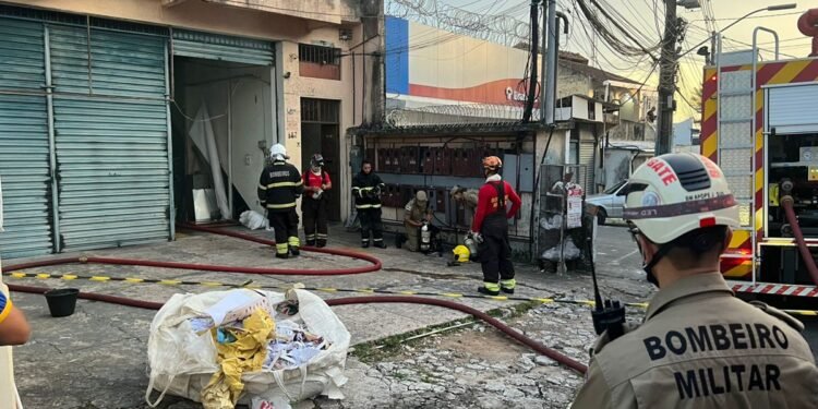 Curto-circuito provoca incêndio em gráfica na zona Centro-Sul de Manaus
