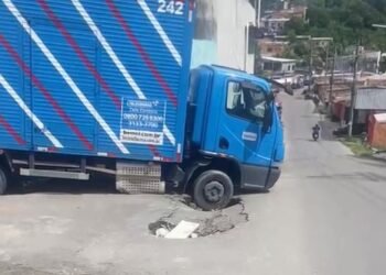 “Melhor atrasar a entrega do que perder a vida no buraco”, diz internauta sobre caminhão da Bemol em cratera