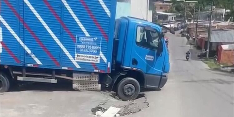 “Melhor atrasar a entrega do que perder a vida no buraco”, diz internauta sobre caminhão da Bemol em cratera