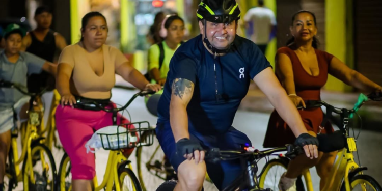 Projeto Pedala Livre incentiva esporte e lazer com passeios noturnos em Manaus