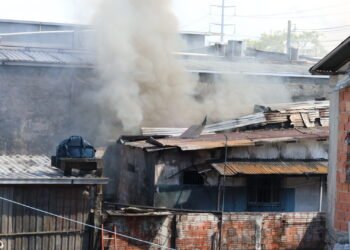 Incêndio em empresa de reciclagem - (Tunico Santos - Rios de Notícias)