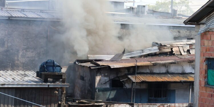 Incêndio em empresa de reciclagem - (Tunico Santos - Rios de Notícias)