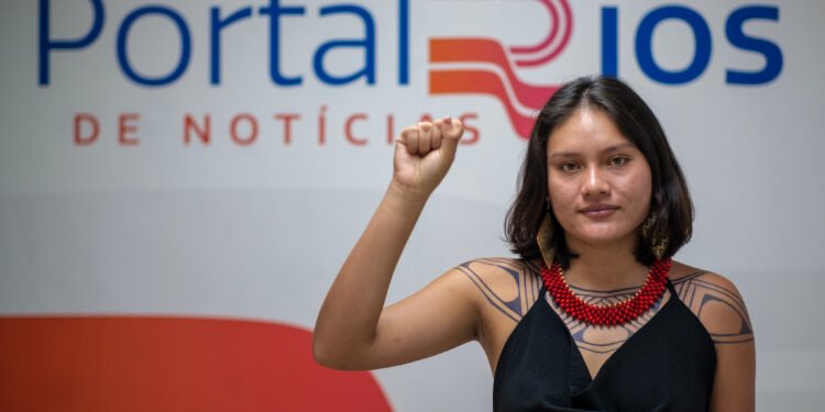 Tainara Kambeba: jovem liderança indígena transforma comunicação em luta e resistência no Amazonas