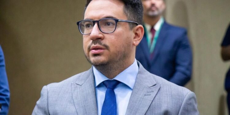 Rodrigo Guedes se filia ao Republicanos de Silas Câmara e Amom Mandel para concorrer a deputado estadual