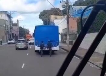 Vídeo flagra jovens ‘pegando carona’ pendurados em ônibus na avenida 7 de Setembro, em Manaus