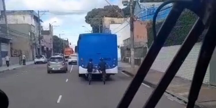 Vídeo flagra jovens ‘pegando carona’ pendurados em ônibus na avenida 7 de Setembro, em Manaus