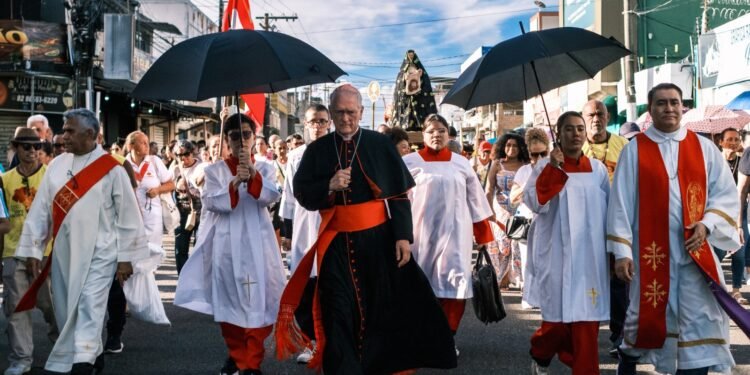 Procissão do Senhor Morto reúne fiéis em caminhada de fé no Centro de Manaus