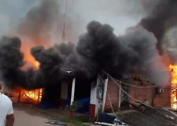 Incêndio de grandes proporções destrói mercadinho e casa no AM