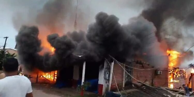 Incêndio de grandes proporções destrói mercadinho e casa no AM