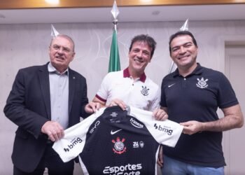 Corinthians confirma Fernando Diniz como novo técnico após saída de Dorival