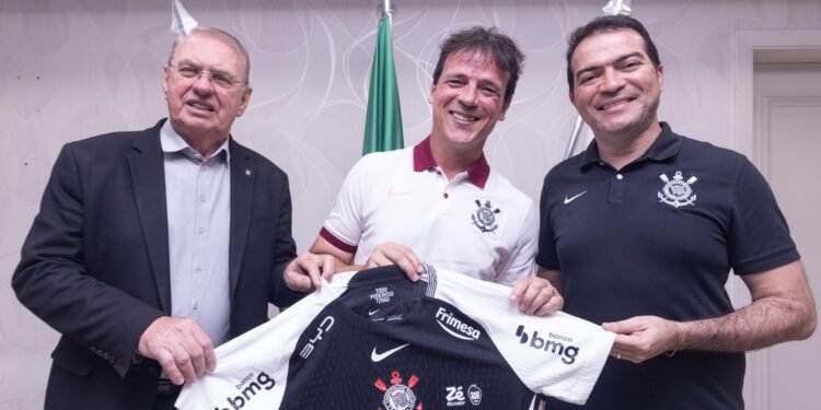 Corinthians confirma Fernando Diniz como novo técnico após saída de Dorival